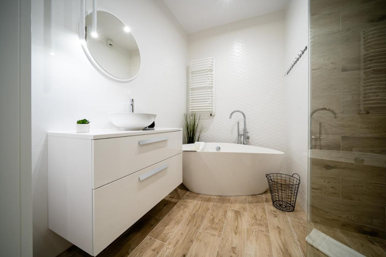 Urban Apartments Luxury Skyline Sokolska Towers 30A, 2 Free Garages, Gym & Sauna, Self Check-In Катовице Екстериор снимка